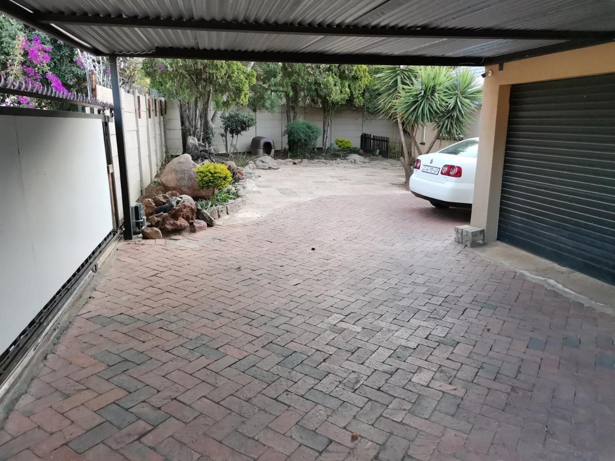 Rooikrans Guest House Johannesburg Exterior photo